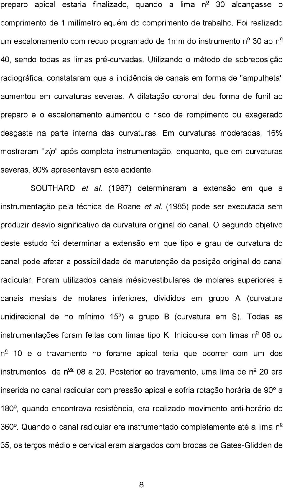 Utilizando o método de sobreposição radiográfica, constataram que a incidência de canais em forma de "ampulheta" aumentou em curvaturas severas.