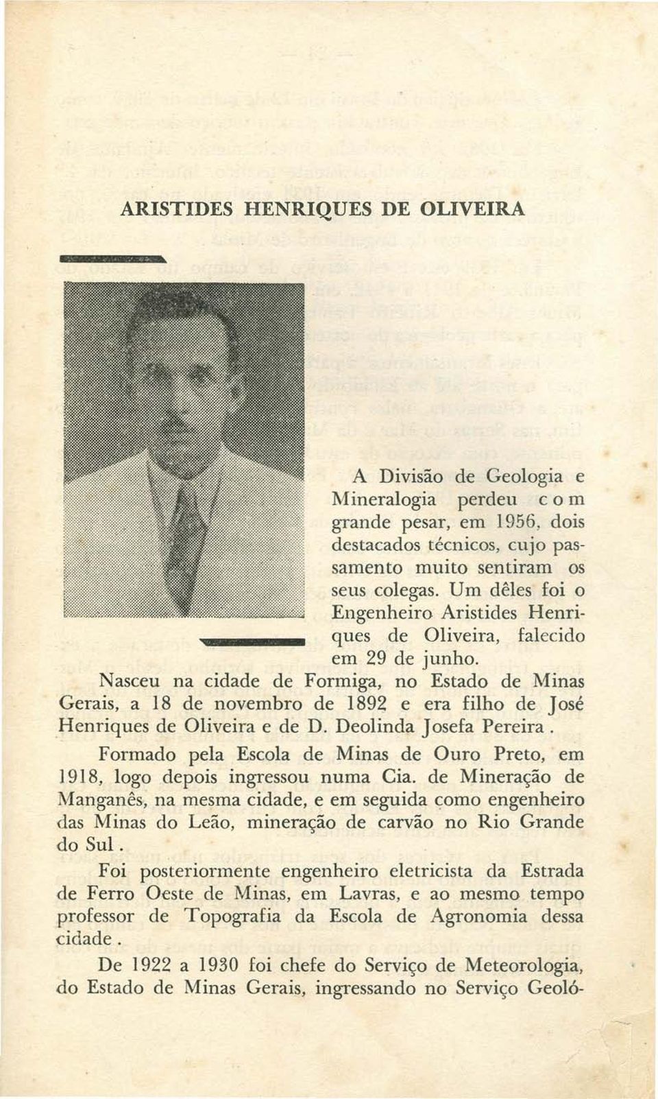 Nasceu na cidade de Formiga, no Estado de Minas Gerais, a 18 de novembro de 1892 e era filho de José Henriques de Oliveira e de D. Deolinda Josefa Pereira.