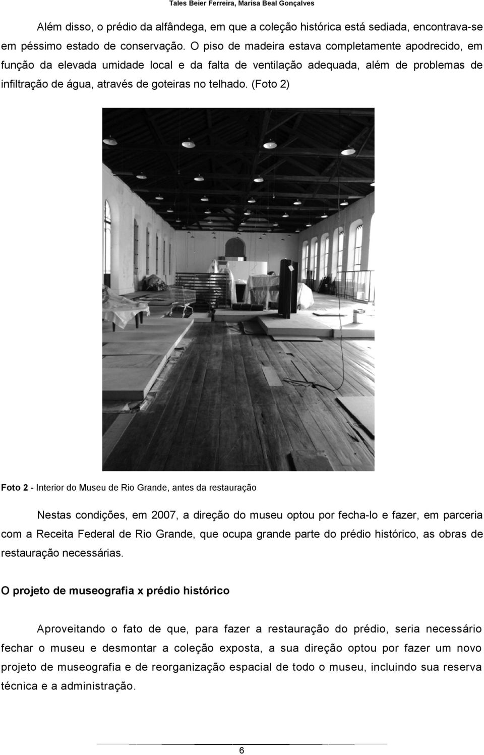(Foto 2) Foto 2 - Interior do Museu de Rio Grande, antes da restauração Nestas condições, em 2007, a direção do museu optou por fecha-lo e fazer, em parceria com a Receita Federal de Rio Grande, que