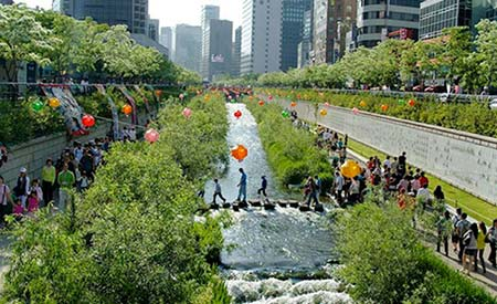 2. Cheonggyecheon, Seul Coreia do Sul A gigantesca autoestrada elevada em Seul foi construída sobre um canal e diariamente passavam mais de 160 mil veículos sobre ela.