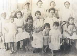 35 Sou um menino do colégio do professor Maciel, de Itabaiana, cidade da Paraíba. E chego ao mestre terrível para a primeira lição.