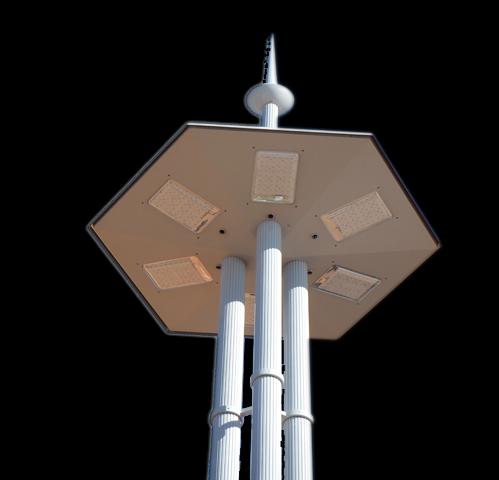 Informações Técnicas: Poste com luminária futurista; 10 metros de altura; Sistema de iluminação em LED s; Sistema óptico com grau de proteção IP 65; Fonte de energia grau de proteção IP 67; LED s com