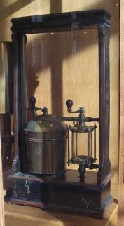Logo após este evento, o físico e químico irlandês Robert Boyle tomou ciência dos experimentos de Guericke, e em 1656, em coordenação com o cientista inglês Robert Hooke, construiu uma bomba de ar.