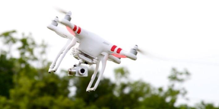 3. Os quadrotores são modelos de drones (robôs que possuem a capacidade de voar por um determinado tempo) que podem ser utilizados em muitas áreas.