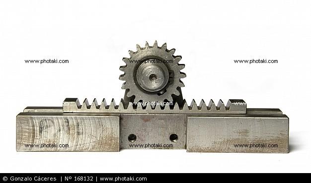 de transformação: Cremalheira e Pinhão A roda dentada (pinhão) encaixa numa barra de dentes direitos (cremalheira) e permite transformar o