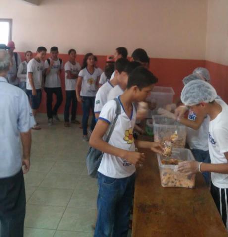 RELATÓRIO FOTOGRÁFICO ATIVIDADES 1 2 3 COZINHA E REFEITÓRIO O Centro Educativo Dom Bosco serve todos os dias um lanche para seus