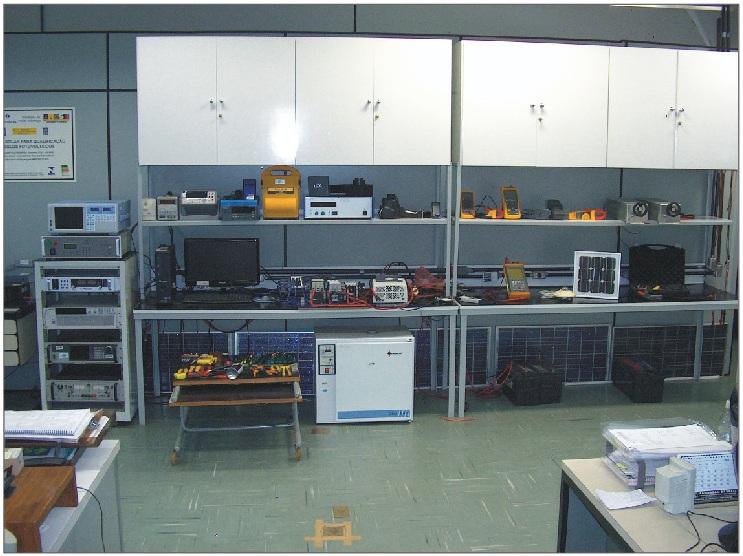 67 A fotografia da Figura 11 mostra o laboratório do LSF-IEE-USP para ensaio em módulos fotovoltaicos, controladores de carga e descarga e inversores c.c./c.a. para sistemas fotovoltaicos com baterias.