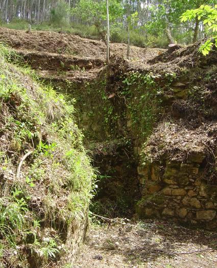 F o r n o s d e C a l d e P i s ã o 002 Penaco va. Lor vã o. Pisão Designação: Fornos de Cal do Lorvão - Pisão Tipo de Sítio: Forno Período/Notas:Contemporâneo CNS: 17251 Topónimo:Lorvão Div.