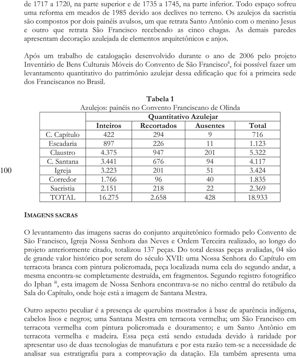 As demais paredes apresentam decoração azulejada de elementos arquitetônicos e anjos.