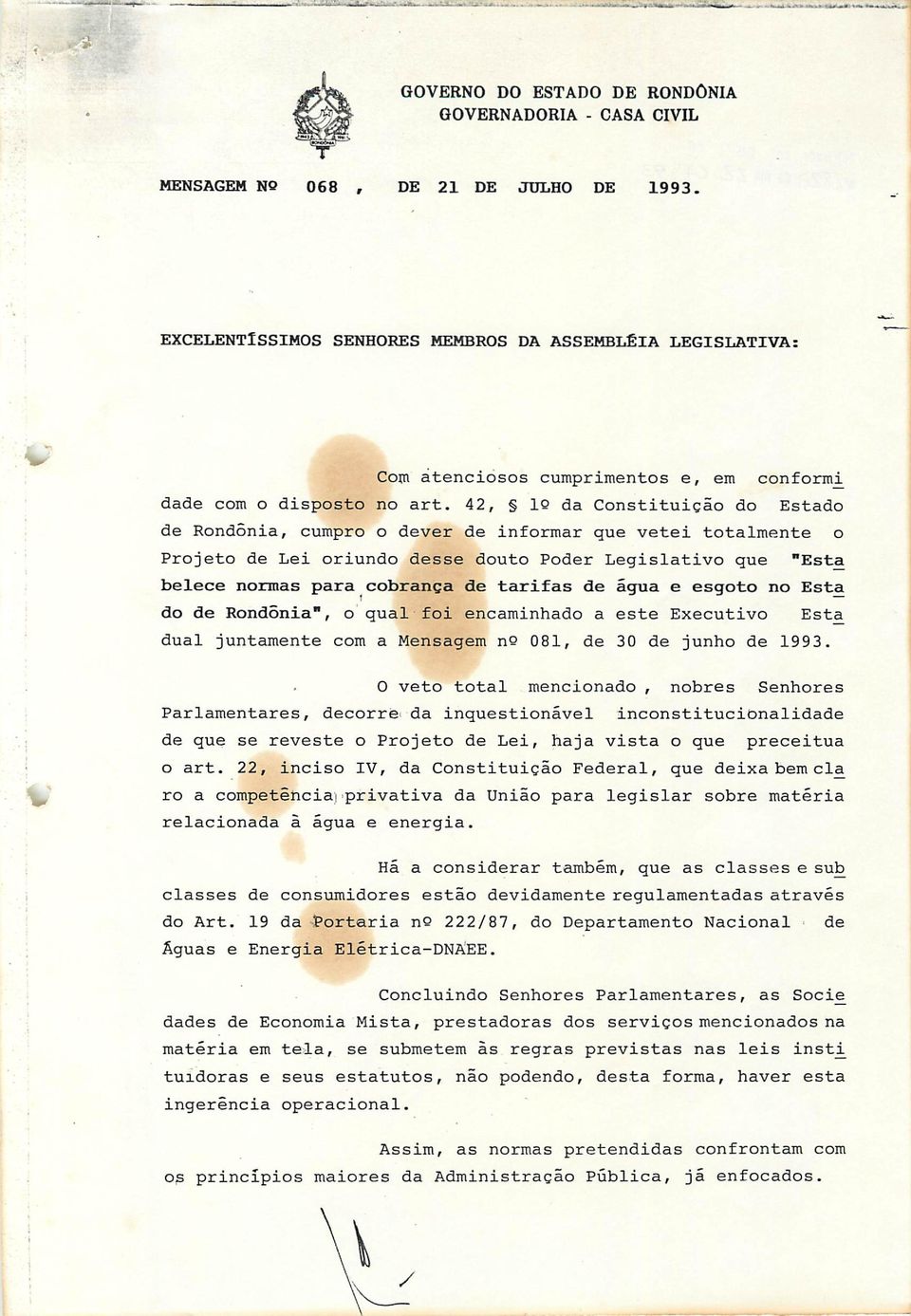 42, 10 da Constituição do Estado de Rondônia, cumpro o dever de informar que vetei totalmente o Projeto de Lei oriundo desse douto Poder Legislativo que "Esta belece normas para cobrança de tarifas