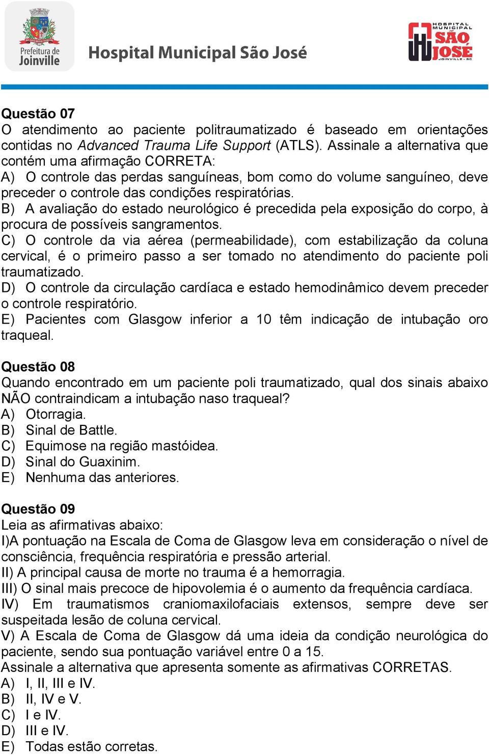 B) A avaliação do estado neurológico é precedida pela exposição do corpo, à procura de possíveis sangramentos.