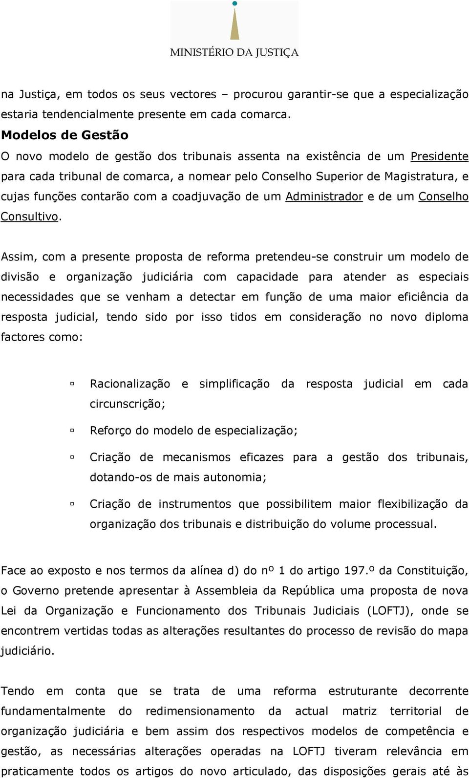 com a coadjuvação de um Administrador e de um Conselho Consultivo.