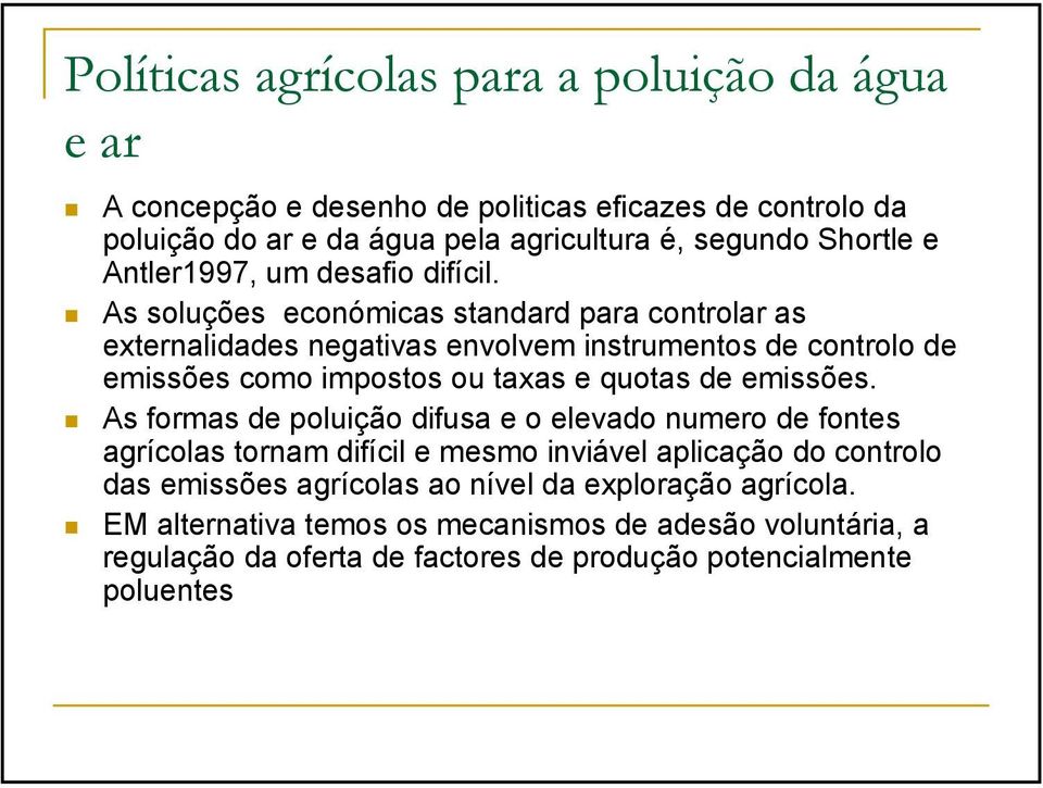 As soluções económicas standard para controlar as externalidades negativas envolvem instrumentos de controlo de emissões como impostos ou taxas e quotas de emissões.