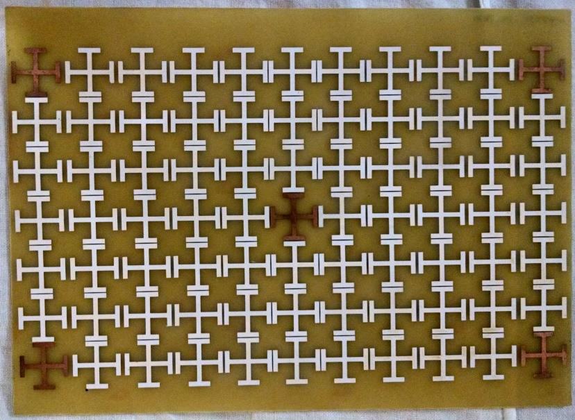 Figura 5.18 FSS não-periódica composta por elementos metálicos na forma de cruz de Jerusalém. Figura 5.19 Dimensões da cruz de Jerusalém utilizadas nas Figuras 5.16 e 5.17. A FSS da Figura 5.