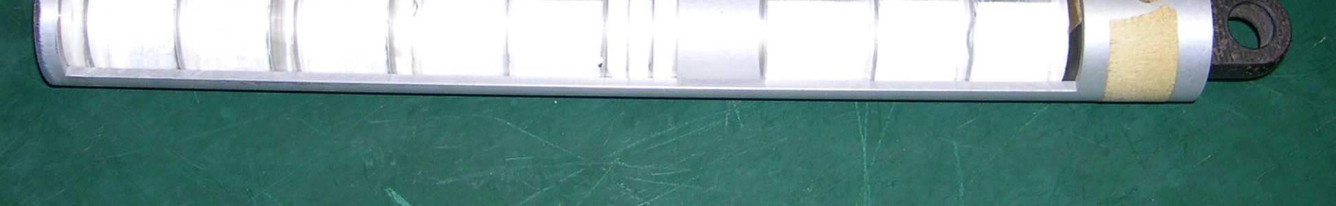 Fig.3 - Porta-amostras. A amostra a irradiar (pastilha de prata ou de índio) é colocada e fixada entre os separadores de plásticos Fig.2 Sistema que contém a fonte de neutrões. 3.