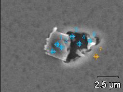 a) b) c) Figura 5.5: Micrografia eletrônica de varredura do aço 441 com voltagem de aceleração de 20kV, com representação dos espectros dos pontos 2 e 5.