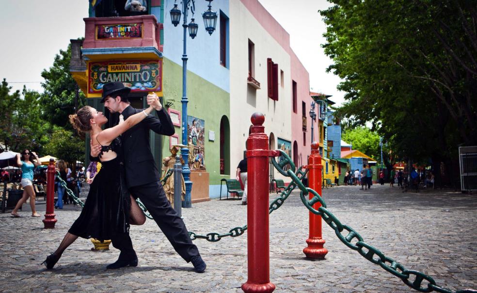 DESCRITIVO BUENOS AIRES - AR Agradando aos mais diversos públicos, desde grupos de jovens, casais, famílias e até viajantes solitários, Buenos Aires é uma das cidades mais visitadas pelos