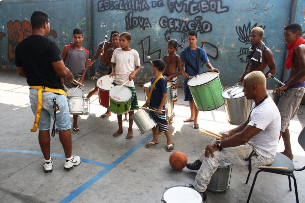 educação formal. São oferecidas oficinas de Circo, Percussão/Samba e Dança de Rua para crianças e adolescentes da comunidade onde o Mutirão atua.