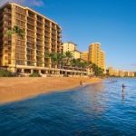Está localizado perto do Fort DeRussy Park e com acesso directo à famosa praia de Waikiki.