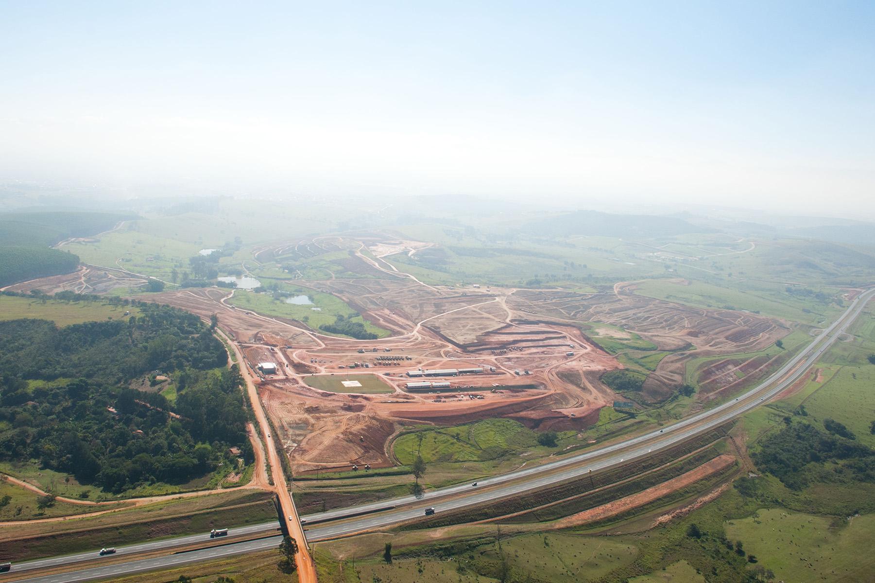 Pista Estrada de Caçapava Velha (obras de acesso em construção) Plantão Av.