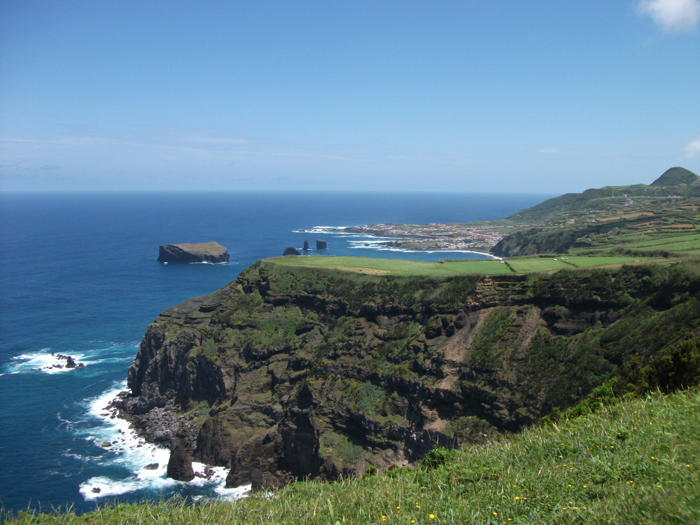 Saída subindo ao maciço montanhoso das Sete Cidades, com parada nos miradouros do Pico de Carvão (vista das costas norte e sul da ilha) e Vista do Rei (de onde observa-se a Lagoa Azul e Verde).