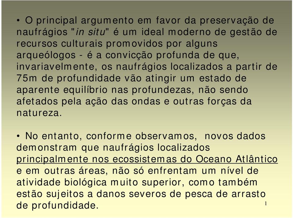 pela ação das ondas e outras forças da natureza.