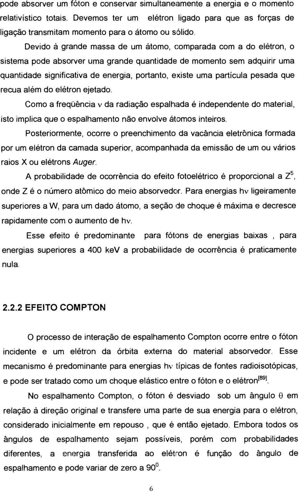 partícula pesada que recua além do elétron ejetado. Como a freqüência v da radiação espalhada é independente do material, isto implica que o espalhamento não envolve átomos inteiros.