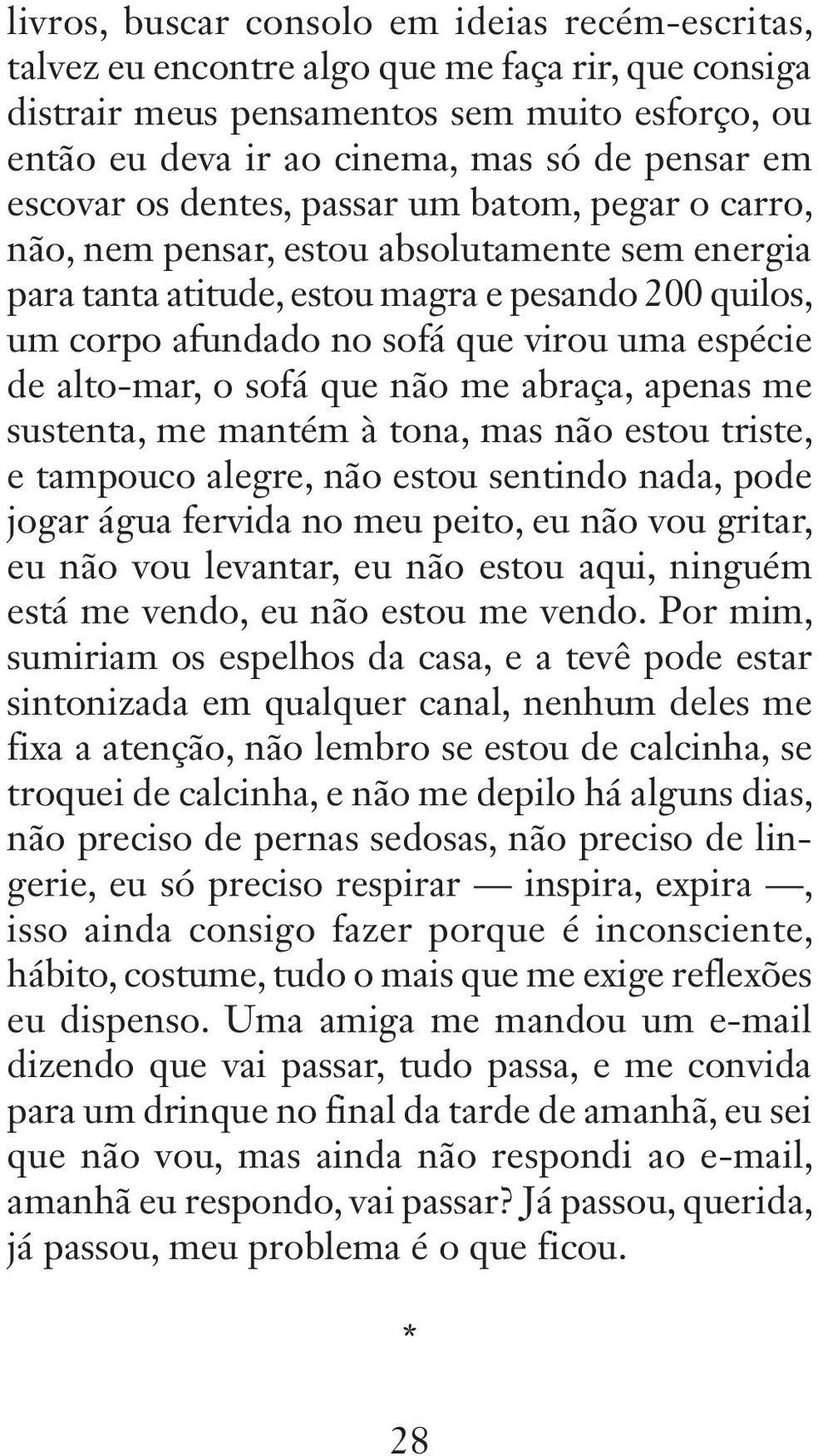 espécie de alto-mar, o sofá que não me abraça, apenas me sustenta, me mantém à tona, mas não estou triste, e tampouco alegre, não estou sentindo nada, pode jogar água fervida no meu peito, eu não vou