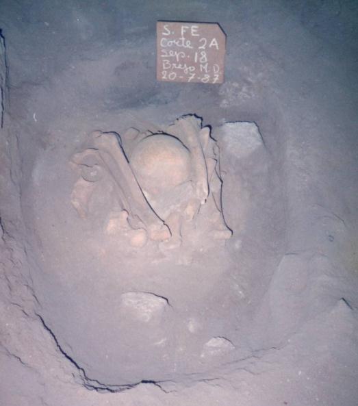 Figuras 15 e 16. Indivíduos FE15 e FE18, sexo masculino. Fossa funerária estruturada por blocos de rocha. Fonte: Acervo do Laboratório e Museu de Arqueologia da UNICAP.