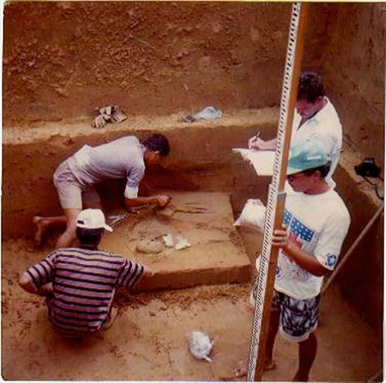 Figura 4. Evidenciação de um enterramento. Foto: Acervo do Museu de Arqueologia de Xingó/MAX. As datações radiocarbônicas obtidas para este sítio foram as seguintes (CARVALHO, 2006, p.