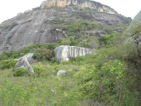 Figura 6. Assinalado com uma seta, observamos o sítio Furna do Estrago, que está localizado na encosta norte da Serra da Boa Vista. Foto: Viviane Castro (2011).