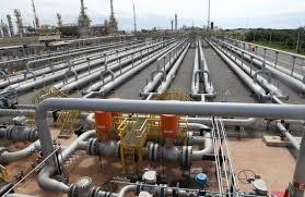 Gás Natural (Transporte por dutos) O transporte do poço às unidades de consumo exige a construção de uma rede de gasodutos de capacidade e pressão variáveis.