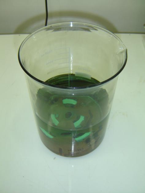 Figura 2 Sistema utilizado na descontaminação Os imersos no reagente são feitos de cobre, um metal quimicamente inerte.