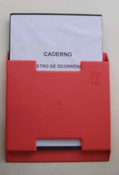 É recomendada a prática de utilização de um caderno de ocorrência (com um suporte na cor vermelha) fixado próximo a central para que alarmes e