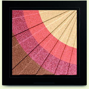 Palette Blush Solar Radiance Cores que criam um efeito natural, bronzeado e iluminado; Cores neutras que combinam com todos os tons de pele; Toque aveludado e textura suave; Compactação de raios