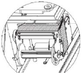 Após retirar a 5 Plus da caixa de papelão, remova a tampa da impressora e retire o calço de papelão do mecanismo da impressora. DETALHE DA IMPRESSORA Calço a ser removido 1.