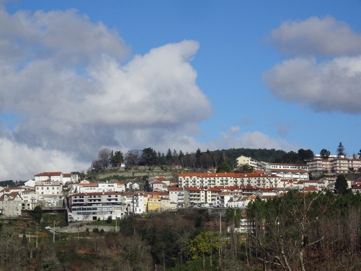 Focagem estimando o movimento do motivo, antes e depois do disparo. Paisagem Focagem nítida e cores vivas de uma paisagem.