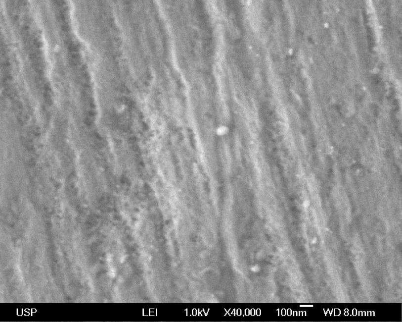 73 23 A 23 B Figura 23 Imagem gerada por Microscopia Eletrônica de Varredura, das amostras de alumínio do ensaio 2: (A) anodizado e (B) anodizado e colorido. Aumento de 40.000x.