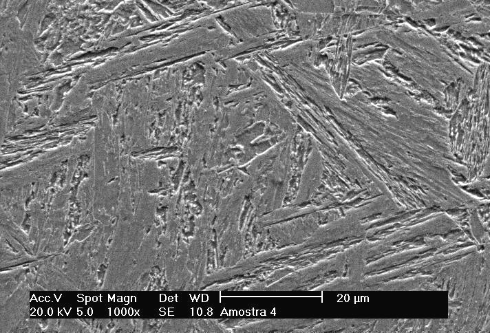 Resultados e Discussão 67 FIGURA 4.9: Micrografia obtida após têmpera a partir de 1050ºC (amostra 2). Ataque: Vilella. FIGURA 4.10: Micrografia obtida após têmpera a partir de 1050ºC, resfriado no forno (amostra 3).
