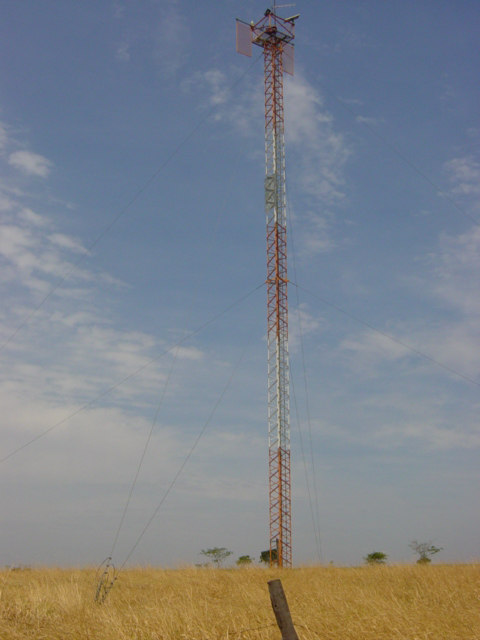 Os equipamentos foram instalados na estrutura do Farol São Martinho, composto por uma torre metálica, estaiada, com 30 metros de altura, conforme Figura 4(a). A posição (0 0.98S 51 18.