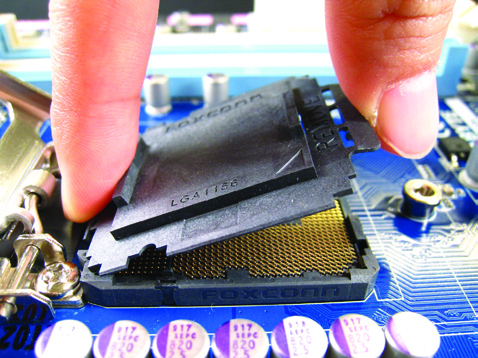 B. Siga os passos abaixo para instalar corretamente a CPU no soquete da CPU da placa mãe.