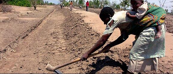 GEOGRAFIA, 9º ANO, O processo de desertificação do continente Africano DESERTIFICAÇÃO NA ÁFRICA A DESERTIFICAÇÃO leva a morte de vários animais e pessoas também, quem vive em áreas assim, sofre muito