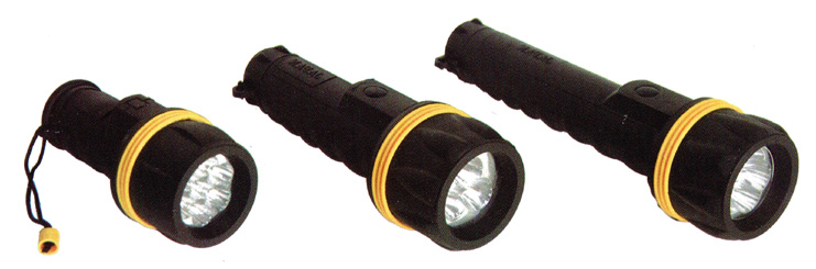 27 LANTERNA DE TESTA. 310. 7LEDs 28 Mini lanterna com fita elástica ajustável. Tipo de Pilha: 3xAAA Lâmpadas: 3 LEDs brancos 4 LEDs vermelhos intermitentes Embalagem: un. Ref.