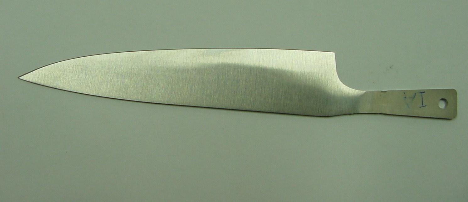 10 Figura 3.2 Perfil da faca após desbaste e afiação 4. RESULTADOS E DISCUSSÃO Serão realizados nas amostras, testes de dureza, resistência ao corte, corrosão e metalografias.