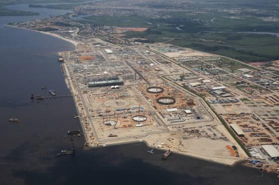 PETRÓLEO & GÁS EM ANGOLA Projecto Angola LNG A Angola LNG opera uma das mais modernas fábricas de processamento de LNG do mundo, localizada na cidade do Soyo, província do Zaire; A Angola LNG tem