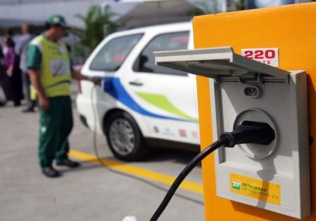 Mercado Automotivo Tendência de uso de Combustíveis até 2030 Combustível Celular EV Puro Diesel PHEV Diesel Híbrido Diesel Gasolina PHEV Gasolina Híbrido Gasolina 44% dos