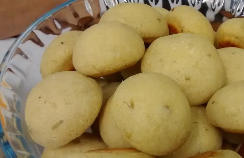 Pãozinho de Batata (baroa ou doce) 2 xícaras de polvilho azedo; 4 xícaras de polvilho doce; 2 colheres de chá de sal; 1 colher de sopa de orégano, alecrim, manjericão ou açafrão da terra (para ficar