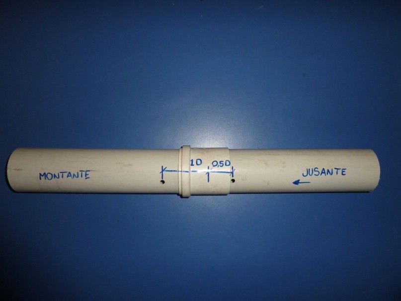 A Figura 2 mostra a placa de orifício construída, já estando inserida no tubo. Figura 2. Placa de orifício construída O disco foi inserido na luva de modo a ficar entre um lado do tubo de PVC e o resalto da luva.