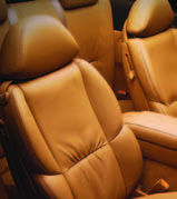 Interior soluçõe HIDRATANTE DE COURO GOLD CLASS Você gostaria de cuidar da superfície de couro do seu veículo, sem lidar com o resíduo branco deixado pelos hidratantes tradicionais?