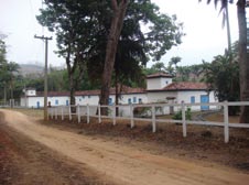 situação e ambiência A casa-sede apresenta características de casa térrea com porão elevado do solo, tendo na área lateral direita um platô alteado em relação à área frontal.